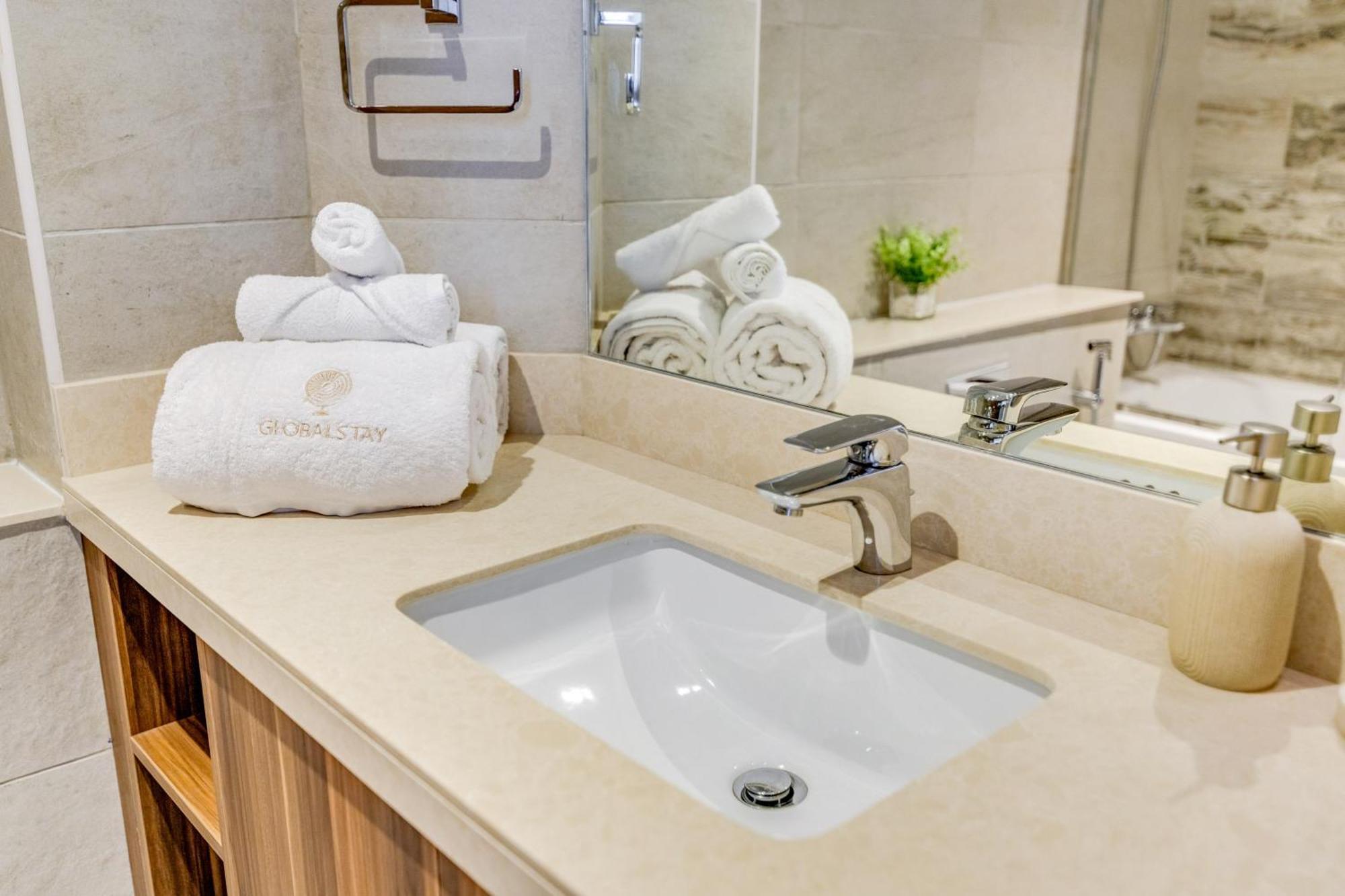 Luxury Azizi Mina Beachfront Apartments ดูไบ ภายนอก รูปภาพ